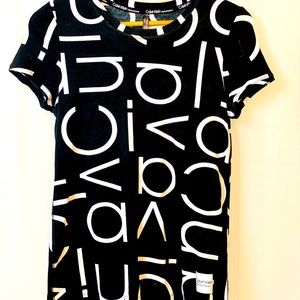 CALVIN KLEIN TSHIRT NEVER WORN. SO SOFT AND FLATTERING BUT IS A SLIM FIT.
